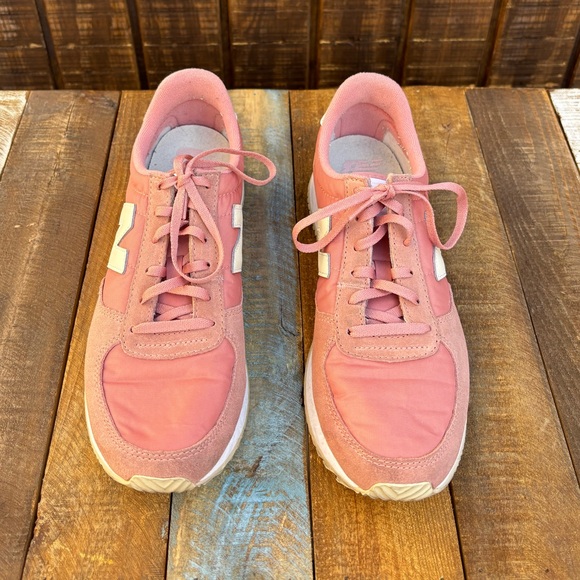 New Balance 220 Pink Shoes - Picture 6 of 16